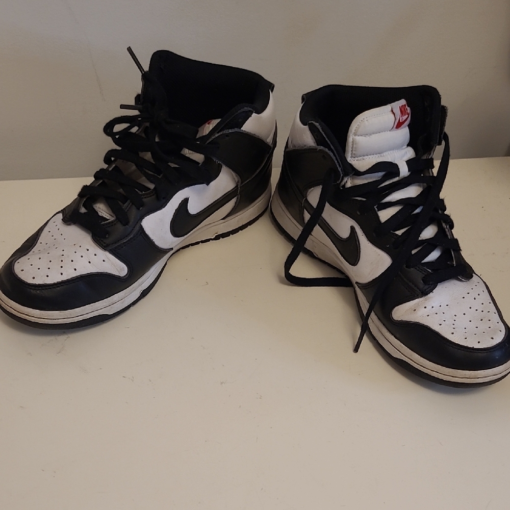 Nike Black and White Sneakers - Picture 11 of 13
